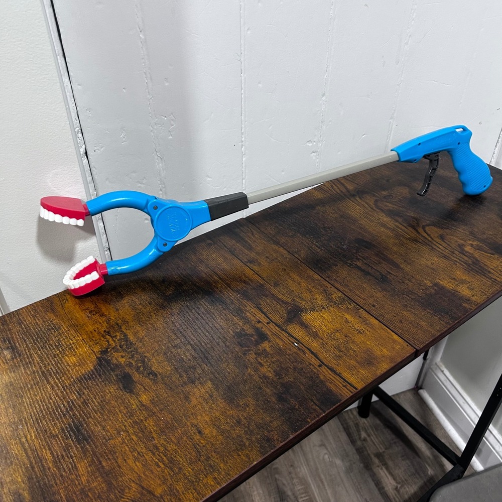 Hog Wild Handy Grabs Teeth Reacher Tool Lil Helpin Hands Novelty Grabber 24"